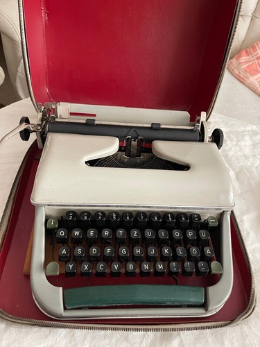 Vintage reiseschreibmaschine - vintage,